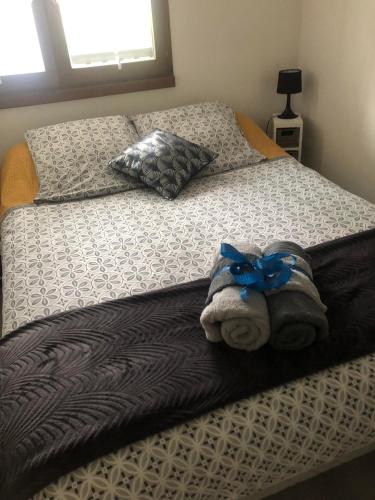 une chambre avec un lit avec des serviettes dessus dans l'établissement Jardin de la plage, à Villers-sur-Mer