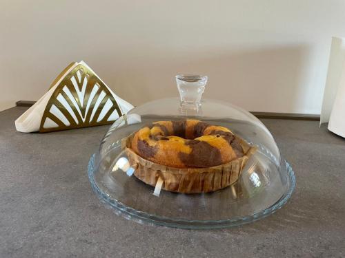 a bundt cake in a glass bowl on a table at Casa al Castello in Petrignano