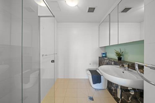 un baño con lavabo y ducha en Central CBD 3BR Apt & DarlingHabour&Chinatown-2 mins walk, en Sídney