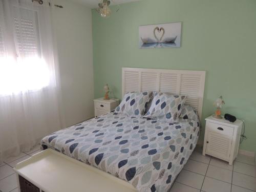 une chambre avec un lit et deux tables de nuit dans l'établissement Villa au calme, à Eyguières