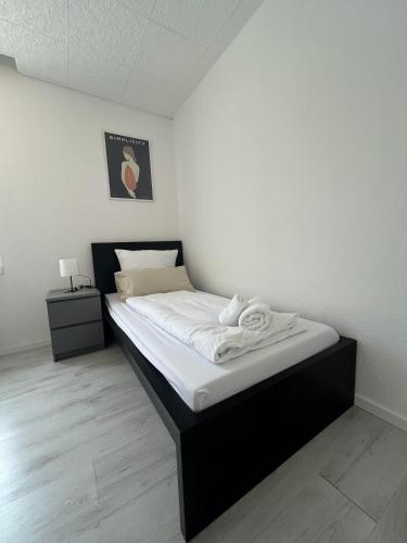 a bedroom with a bed with white sheets on it at O107 XL EG 4 Zi I 2 WC I Teams I Premium Betten in Ibbenbüren