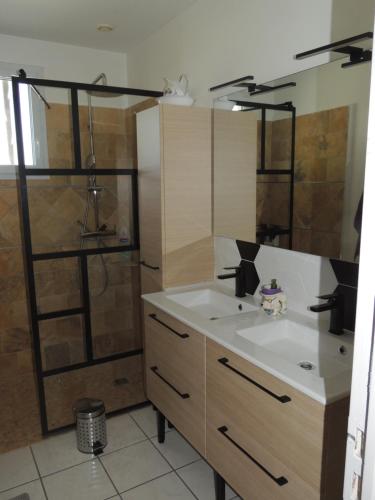 une salle de bain avec un lavabo et une douche dans l'établissement Villa au calme, à Eyguières