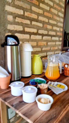 een houten aanrechtblad met diverse etenswaren erop bij Icarai Kite House in Icaraí