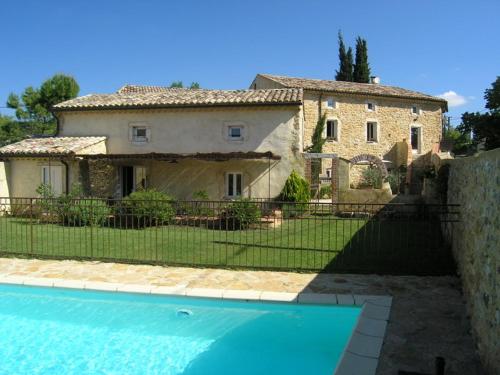 une maison et une piscine devant une maison dans l'établissement Mas de la rose, à Vallon-Pont-dʼArc