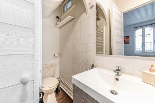 une salle de bain avec des toilettes blanches et un lavabo dans l'établissement Joli studio plein centre proche plage avec Wi-fi, à Le Touquet-Paris-Plage