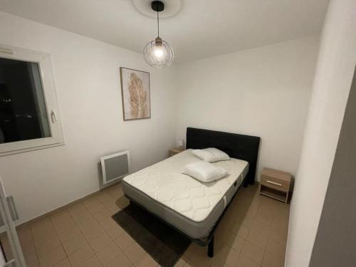 une petite chambre avec un lit dans une pièce dans l'établissement Lumineux T2 - Ajaccio proche mer, à Ajaccio