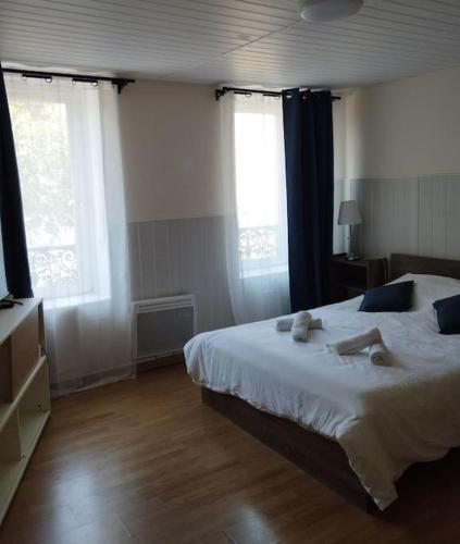 une chambre avec un grand lit et deux fenêtres dans l'établissement Appartement T1 place Kéruscun, à Brest