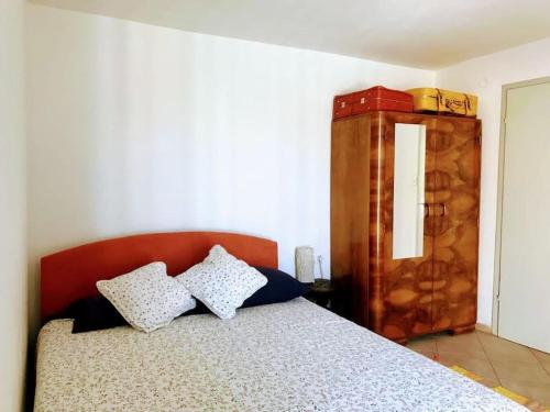 Ένα ή περισσότερα κρεβάτια σε δωμάτιο στο Apartment by the Church on Olib