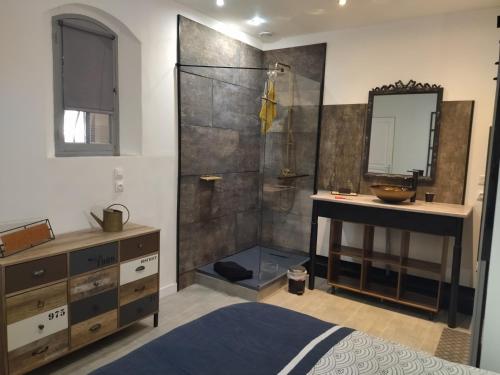 une salle de bain avec douche et lavabo dans l'établissement La villa des six ifs - La glycine, à Flayosc