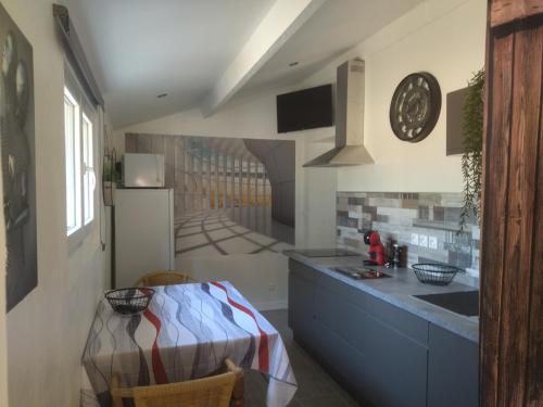 une cuisine avec un évier et un plan de travail dans l'établissement La villa des six ifs - La glycine, à Flayosc