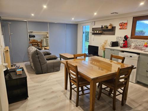 Il dispose d'une cuisine et d'un salon avec une table et des chaises en bois. dans l'établissement Serge'House, à Voiteur