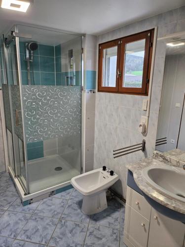 Ένα μπάνιο στο Serge'House
