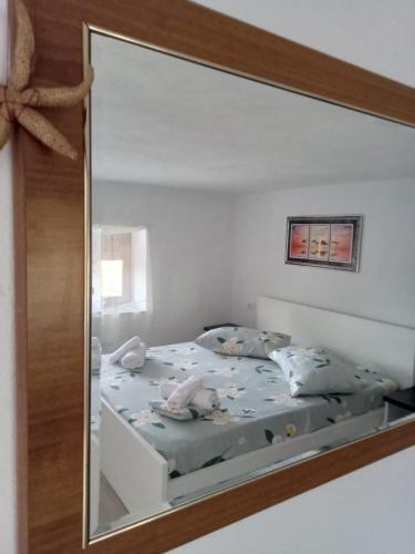 eine Spiegelung eines Bettes in einem Schlafzimmer in der Unterkunft VILA PASHA in Sarandë