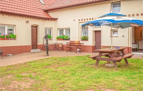 Zahrada ubytování Nice Apartment In Dominikowo With Wifi