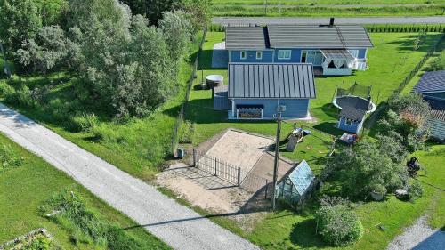 an overhead view of a house with a basketball hoop at Kiilu puhkemaja in Eametsa