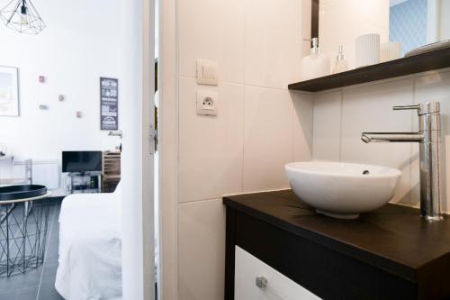 La salle de bains est pourvue d'un lavabo blanc sur un comptoir. dans l'établissement Studio tout équipé emplacement parfait sur la baie des Sables d'Olonne, à Les Sables-dʼOlonne