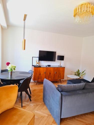 Μια τηλεόραση ή/και κέντρο ψυχαγωγίας στο Apartament Home Mi
