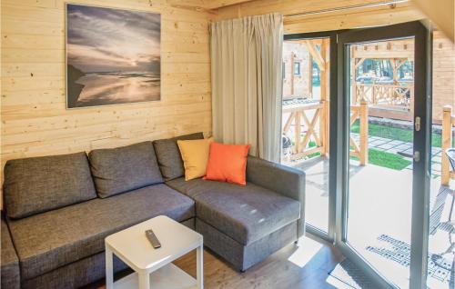 un soggiorno con divano e balcone di Gorgeous Home In Mrzezyno With Wifi a Mrzeżyno