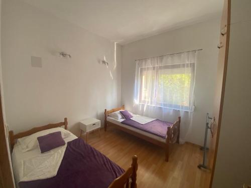 a bedroom with two beds and a window at Apartment Karizma Mostar in Rodoč