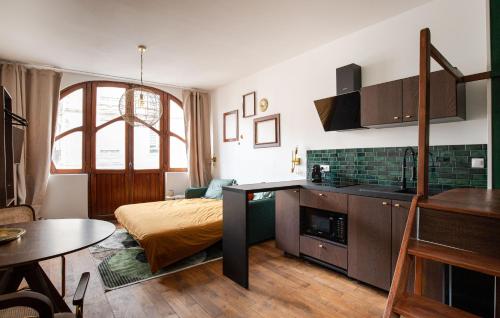 une chambre avec un lit et une cuisine avec une table dans l'établissement Atelier Emile, à Nancy