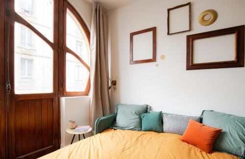 une chambre avec un lit et une fenêtre dans l'établissement Atelier Emile, à Nancy