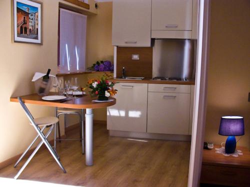 Una cocina o zona de cocina en Appartamenti Vacanze e Camere Roccetta Fiorita