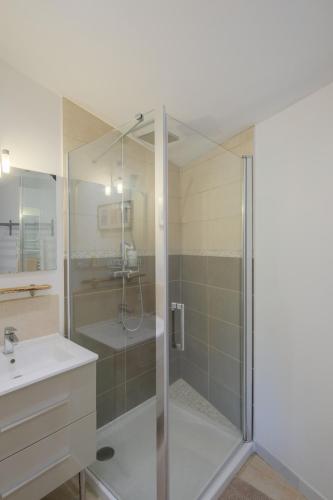 une salle de bain avec douche et lavabo dans l'établissement Les Suites d'Aliénor, Suite Jasmin, à Pessac