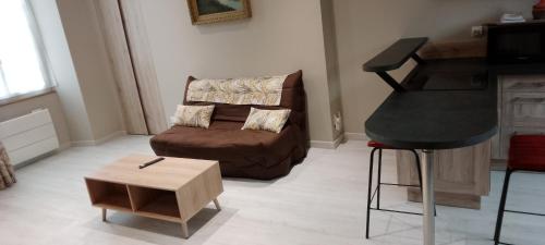 un salon avec un canapé et une chaise dans l'établissement Le beau séjour, à Pontorson