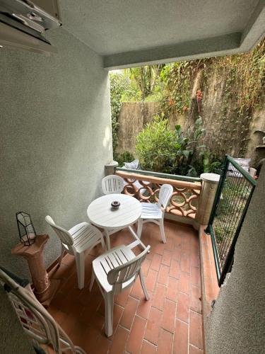 d'une terrasse avec une table blanche et des chaises. dans l'établissement Grand T1 climatisé, jardin avec parking en ville, à Ajaccio