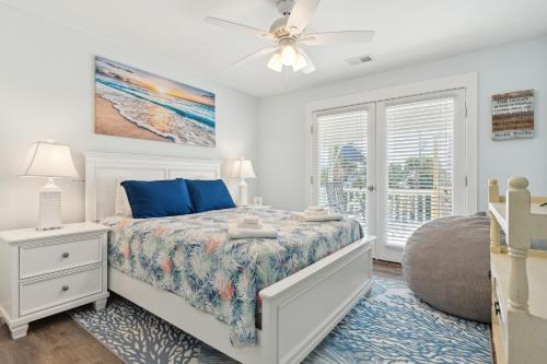 una camera da letto con un letto e un ventilatore a soffitto di Down River a Edisto Island