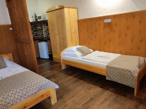 Ένα ή περισσότερα κρεβάτια σε δωμάτιο στο Egri Apartman Zamárdi
