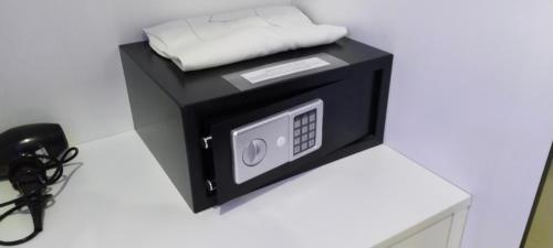 a microwave oven sitting on top of a counter at Jack Kandi Grosvenor Square in Angeles