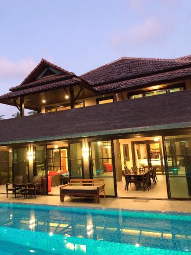 Bazén v ubytování Coral Beach Pool Villa Khao Lak nebo v jeho okolí