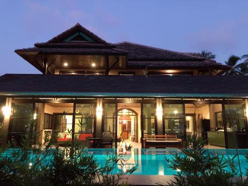 Bazén v ubytování Coral Beach Pool Villa Khao Lak nebo v jeho okolí