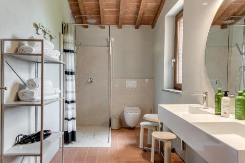 モンテカティーニ・ヴァル・ディ・チェーチナにあるHigh-quality Villa with private pool San Giuseppe Maestraleの洗面台2つとシャワー付きのバスルーム