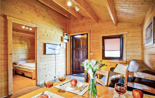 Ένα ή περισσότερα κρεβάτια σε δωμάτιο στο 2 Bedroom Awesome Home In Sianozety