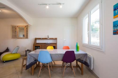 une salle à manger avec une table et quatre chaises dans l'établissement Maison à l'océan plage sud, à Lacanau