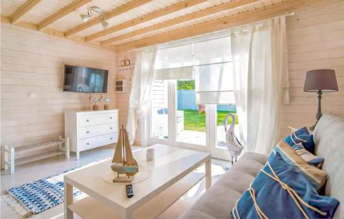 Μια τηλεόραση ή/και κέντρο ψυχαγωγίας στο Gorgeous Home In Miedzywodzie With Wifi