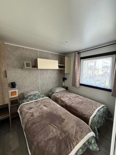 Mobilhomes Quiberon Camping Conguel - Bord de Merにあるベッド