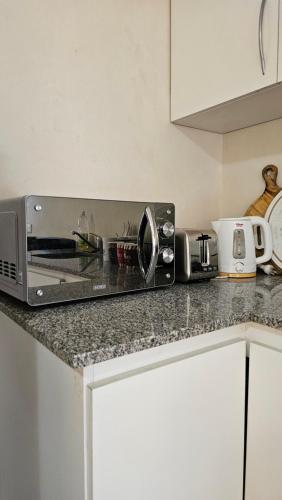 a microwave sitting on a counter in a kitchen at Residencia completa in Tinogasta