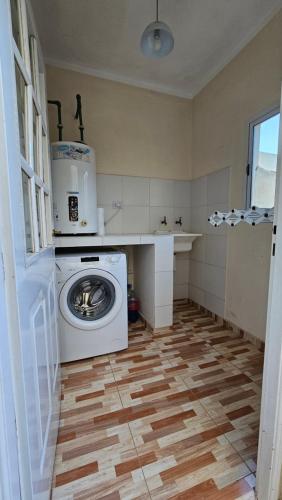 a laundry room with a washing machine and a counter at Residencia completa in Tinogasta