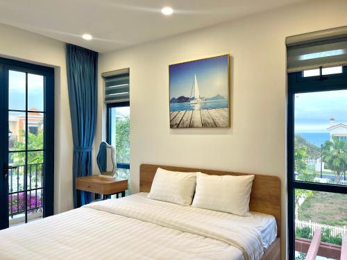 a bedroom with a bed and a view of the water at Biệt thự 3 phòng ngủ Novaworld Phan Thiết in Bình Sum