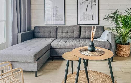 un soggiorno con un divano e un tavolo di Beautiful Home In Mielno With Wifi a Mielno