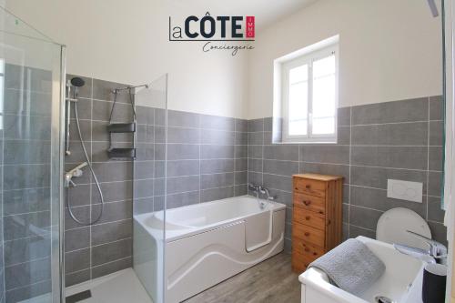 une salle de bain avec une baignoire, une douche et un lavabo dans l'établissement Le moulin Haut - 8 couchages, à Martigues