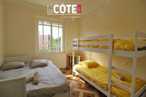 une chambre avec deux lits superposés et une fenêtre dans l'établissement Le moulin Haut - 8 couchages, à Martigues