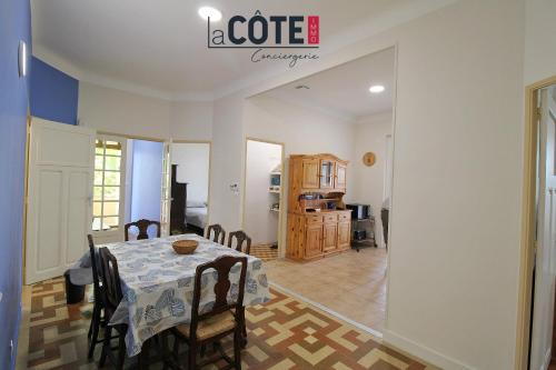 une salle à manger et une cuisine avec une table et des chaises dans l'établissement Le moulin Haut - 8 couchages, à Martigues