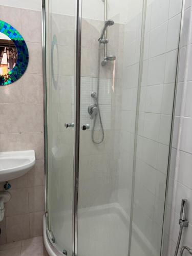 una ducha con puerta de cristal en un baño en Destination In Rome, en Roma