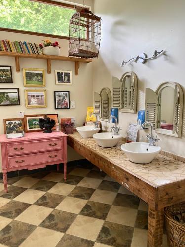 Nuotrauka iš apgyvendinimo įstaigos Slieve Aughty Centre mieste Lochrėjus galerijos
