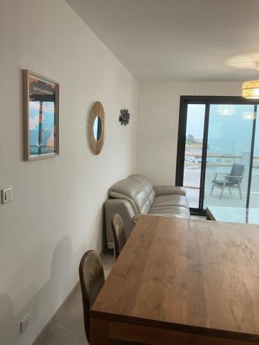 Φωτογραφία από το άλμπουμ του T2 vue sur le port jacuzzi terrasse et parking σε Carry-le-Rouet