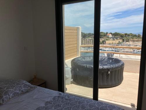 Μπαλκόνι ή βεράντα στο T2 vue sur le port jacuzzi terrasse et parking
